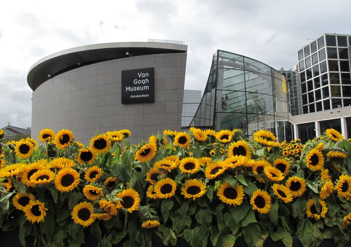 В Амстердаме в музее Ван Гога открыли бьюти-салон